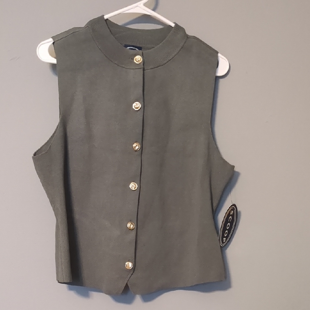 NWT Sleeveless Button Down Shirt in Green